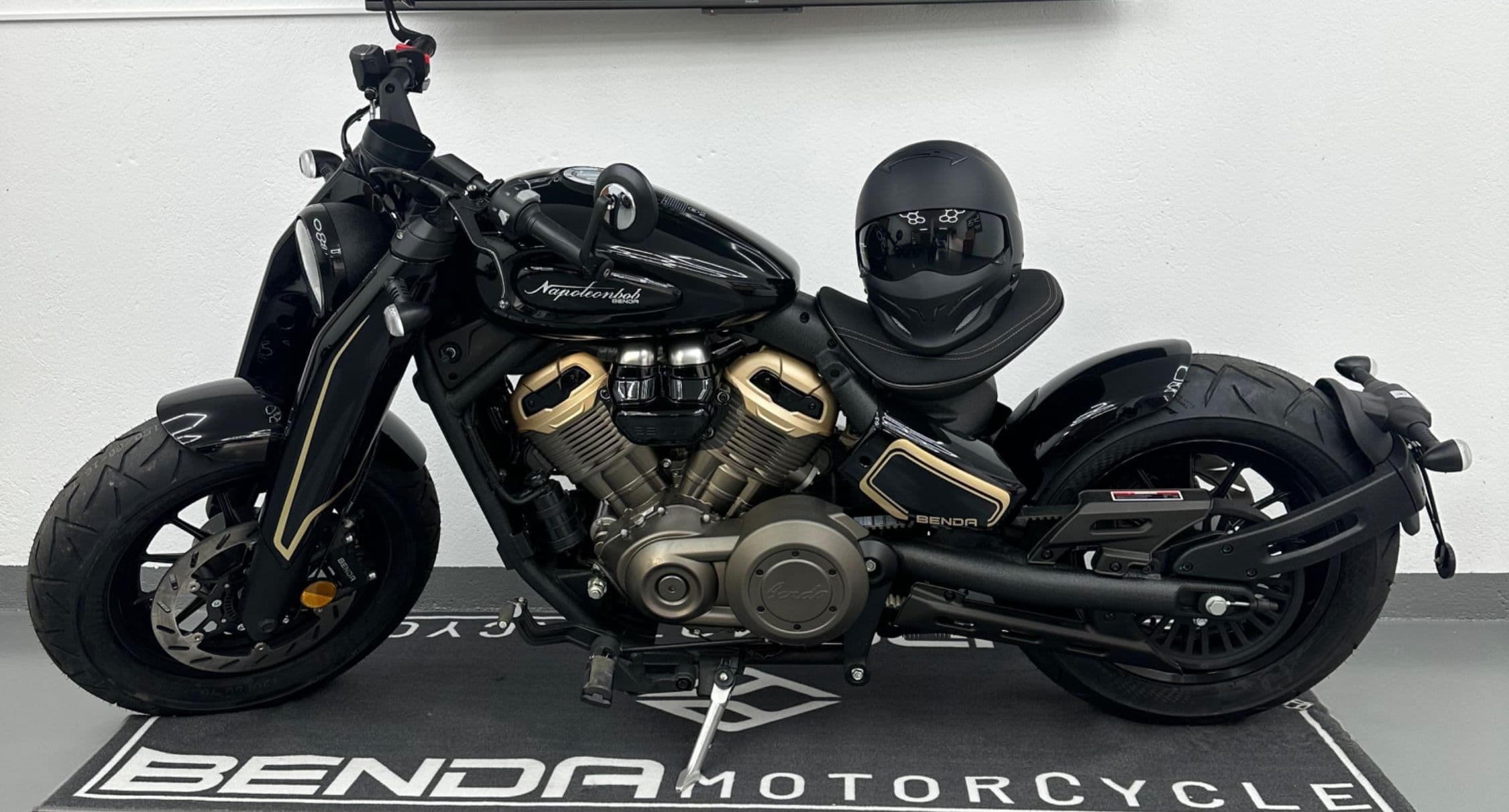 Benda Darkflag 500 im Showroom in Mägenwil